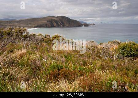 Tête nuageuse est et baie nuageuse sur l'île de Bruny en Tasmanie en Australie Banque D'Images