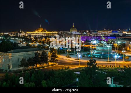 Vue nocturne du palais présidentiel (Oguzhan) à Achgabat Turkménistan Banque D'Images