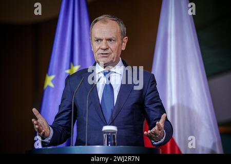 Berlin, Allemagne. 12 février 2024. Donald Tusk, premier ministre polonais, donne une conférence de presse à la Chancellerie fédérale. Crédit : Kay Nietfeld/dpa/Alamy Live News Banque D'Images