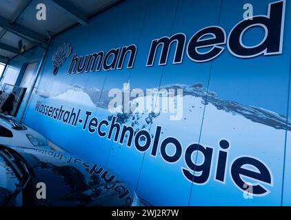 Schwerin, Allemagne. 12 février 2024. Le bâtiment de la société Human Med AG. Le fabricant de technologies médicales développe et construit des dispositifs de liposuccion à partir de corps humains. L’entreprise basée à Schwerin et l’Université et le Centre médical universitaire Rostock travaillent ensemble sur ce projet. Le dispositif utilise des vibrations ou un jet d'eau pour aspirer la graisse du corps humain et est utilisé dans le traitement chirurgical du lipoœdème, un trouble de la distribution de graisse. Crédit : Jens Büttner/dpa/Alamy Live News Banque D'Images