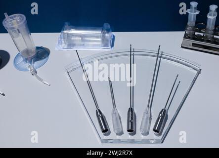 Schwerin, Allemagne. 12 février 2024. Des pièces du dispositif Body-jet Evo pour la liposuccion du corps humain sont assemblées chez Human Med AG. L’entreprise basée à Schwerin et l’Université et le Centre médical universitaire Rostock travaillent ensemble sur ce projet. Le dispositif utilise des vibrations ou un jet d'eau pour aspirer la graisse du corps humain et est utilisé dans le traitement chirurgical du lipoœdème, un trouble de la distribution de graisse. Crédit : Jens Büttner/dpa/Alamy Live News Banque D'Images