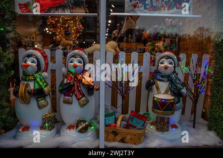 Décorations de Noël festives dans la fenêtre avant du magasin dans la ville historique de Jonesborough, Tennessee, États-Unis. Banque D'Images