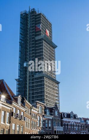 La Domtower (Domtoren) entièrement encastrée dans un échafaudage pour une rénovation de 5 ans. Tourné depuis le Stadhuisbrug dans le centre-ville d'Utrecht. Banque D'Images