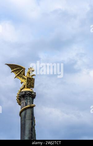 Fontaine de dragon (drakenfontein), un dragon doré assis au sommet d'un poteau à côté de la gare de 's-Hertogenbosch. Banque D'Images