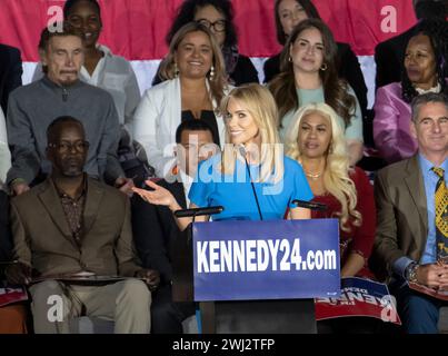 Boston, Massachusetts, États-Unis le 19 avril 2023. Cheryl Hines, actrice et épouse de Robert F. Kennedy, Jr. lors de son annonce en tant que candidat démocrate à la présidence des États-Unis au Park Plaza Hotel à Boston, ma. Robert F. Kennedy, Jr. est un avocat de l'environnement et auteur connu pour promouvoir la propagande anti-vaccin et les théories du complot est le fils de Robert F. Kennedy et neveu du président John F. Kennedy (Rick Friedman ) Banque D'Images