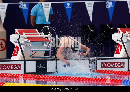 DOHA, QATAR - 12 FÉVRIER : Maaike de Waard, des pays-Bas, en compétition dans la demi-finale du 100 m dos féminin le jour 11 : natation des Championnats du monde de natation de Doha 2024 le 12 février 2024 à Doha, Qatar. (Photo de MTB-photo/BSR Agency) Banque D'Images