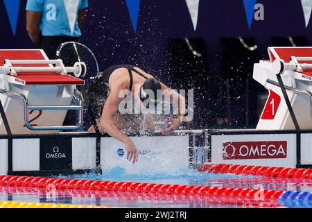 DOHA, QATAR - 12 FÉVRIER : Maaike de Waard, des pays-Bas, en compétition dans la demi-finale du 100 m dos féminin le jour 11 : natation des Championnats du monde de natation de Doha 2024 le 12 février 2024 à Doha, Qatar. (Photo de MTB-photo/BSR Agency) Banque D'Images