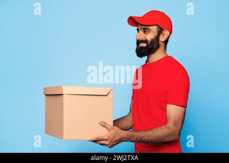 Livraison homme indien dans le paquet de maintien rouge Banque D'Images