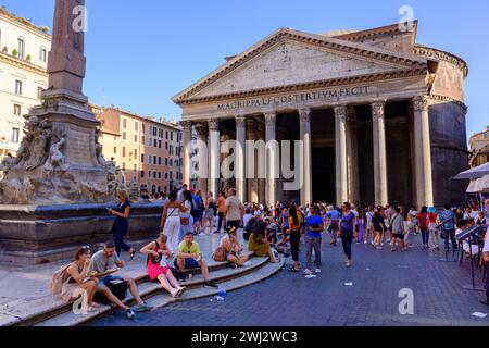 Rome, IT - 11 août 2023 : touristes devant le Panthéon Banque D'Images