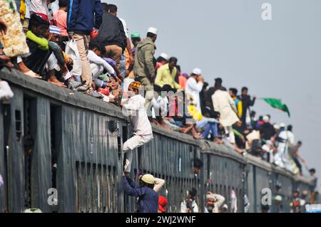 Dhaka, Bangladesh. 11 février 2024. Les dévots musulmans offrent des prières lorsqu'ils prennent part à l'Akheri Munajat ou prières finales pendant la 2ème phase de 'Biswa Ijtema' à la congrégation annuelle des musulmans à Tongi, au nord de Dhaka, dans la banlieue de Dhaka, au Bangladesh. Le 11 février 2024 à Dhaka, Bangladesh (photo de MD Rafayat Haque Khan/ Eyepix Group/Sipa USA) crédit : Sipa USA/Alamy Live News Banque D'Images