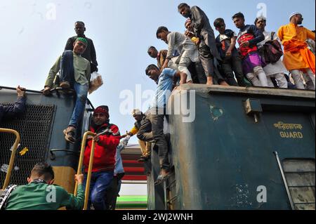 Dhaka, Bangladesh. 11 février 2024. Des milliers de fidèles musulmans rentrent chez eux dans un train surpeuplé après avoir assisté aux prières Akheri Munajat ou finales lors de la 2ème phase de Biswa Ijtema à la congrégation annuelle des musulmans à Tongi, au nord de Dhaka, dans la banlieue de Dhaka, au Bangladesh. Le 11 février 2024 à Dhaka, Bangladesh (photo de MD Rafayat Haque Khan/ Eyepix Group/Sipa USA) crédit : Sipa USA/Alamy Live News Banque D'Images