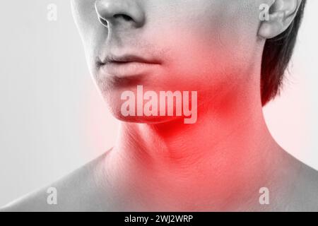 Homme avec une douleur dans le cou. Notions de problèmes de thyroïde ou de mal de gorge. Banque D'Images