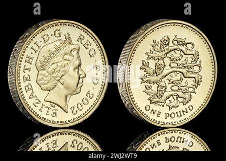 2002 pièce de 1 £ représentant les 3 Lions au verso et le 4e portrait de la reine Elizabeth II par Ian Rank Broadley. Banque D'Images