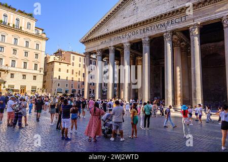 Rome, IT - 11 août 2023 : touristes devant le Panthéon Banque D'Images