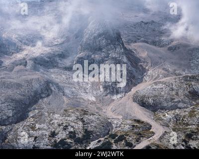 Vue rapprochée de la montagne Marmolada dans les Dolomites, en Italie, avec un paysage de glacier rocheux, de la brume et des paysages alpins spectaculaires de haute altitude Banque D'Images