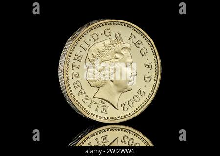 2002 pièce de 1 £ représentant les 3 Lions au verso et le 4e portrait de la reine Elizabeth II par Ian Rank Broadley. Banque D'Images