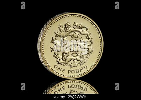 2002 pièce de 1 £ représentant les 3 Lions au verso et le 4e portrait de la reine Elizabeth II par Ian Rank Broadley. Banque D'Images