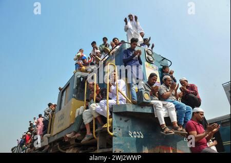 Dhaka, Bangladesh. 11 février 2024. Des milliers de fidèles musulmans rentrent chez eux dans un train surpeuplé après avoir assisté aux prières Akheri Munajat ou finales lors de la 2ème phase de Biswa Ijtema à la congrégation annuelle des musulmans à Tongi, au nord de Dhaka, dans la banlieue de Dhaka, au Bangladesh. Le 11 février 2024 à Dhaka, Bangladesh (photo de MD Rafayat Haque Khan/ Eyepix Group/Sipa USA) crédit : Sipa USA/Alamy Live News Banque D'Images