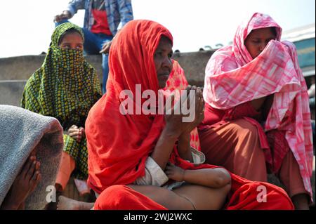 Dhaka, Bangladesh. 11 février 2024. Les dévots musulmans offrent des prières lorsqu'ils prennent part à l'Akheri Munajat ou prières finales pendant la 2ème phase de 'Biswa Ijtema' à la congrégation annuelle des musulmans à Tongi, au nord de Dhaka, dans la banlieue de Dhaka, au Bangladesh. Le 11 février 2024 à Dhaka, Bangladesh (photo de MD Rafayat Haque Khan/ Eyepix Group/Sipa USA) crédit : Sipa USA/Alamy Live News Banque D'Images