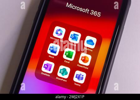 Applications de Microsoft 365 (anciennement Office), une famille de logiciels productifs basés sur le cloud (Outlook, OneDrive, Word, Excel, PowerPoint, etc), vu dans iPhone Banque D'Images