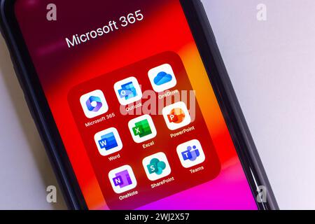 Applications de Microsoft 365 (anciennement Office), une famille de logiciels productifs basés sur le cloud (Outlook, OneDrive, Word, Excel, PowerPoint, etc), vu dans iPhone Banque D'Images