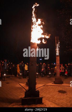 Festivités du soir avec flammes flamboyantes pour le jour de l'indépendance de la Lettonie Banque D'Images