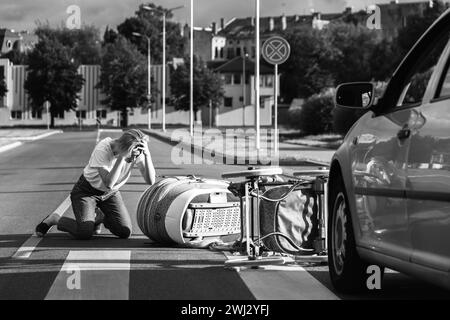 Mère choquée sur le passage pour piétons après un accident de voiture quand un véhicule heurte son bébé landau. Banque D'Images