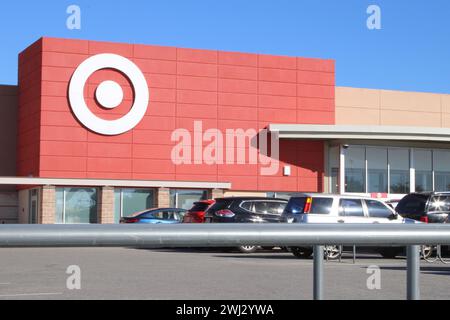 San Antonio, États-Unis. 12 février 2024. Vue extérieure et signalisation dans un grand magasin de rabais Target de San Antonio, Texas, États-Unis, le 12 février 2024. Target Corporation a été fondée en 1902 par l'homme d'affaires George Dayton. En 2023, Target a exploité 1 948 magasins aux États-Unis. (Photo de Carlos Kosienski/Sipa USA) crédit : Sipa USA/Alamy Live News Banque D'Images