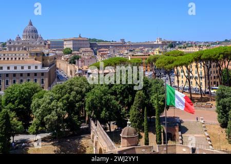 Rome, IT - 11 août 2023 : vue de dessus du Vatican et de la basilique Saint-Pierre Banque D'Images