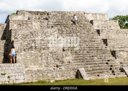 Merida Mexique, Dzibilchaltun Archaeological zone site National Park, civilisation maya ruines de la ville, Zona Arqueologica de Dzibilchaltun, structure 36 rocher Banque D'Images