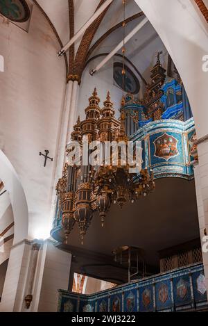 Explorez le Loft d'orgue baroque dans une cathédrale historique de Lettonie. Banque D'Images