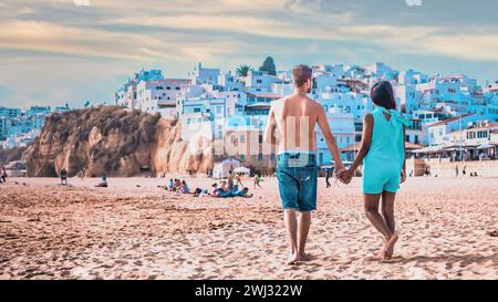 Heureux jeune couple marchant à la plage d'Albufeira Algarve Portugal Banque D'Images