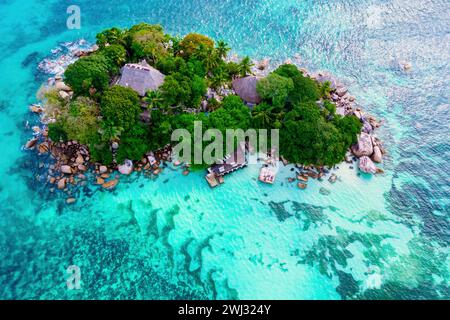 Vue de dessus sur une plage tropicale aux Seychelles, Anse Volbert Beach Praslin Banque D'Images