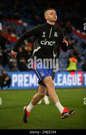 Londres, Royaume-Uni. 12 février 2024. Adam Wharton de Crystal Palace se réchauffe lors du match de premier League entre Crystal Palace et Chelsea à Selhurst Park, Londres, Angleterre, le 12 février 2024. Photo de Ken Sparks. Utilisation éditoriale uniquement, licence requise pour une utilisation commerciale. Aucune utilisation dans les Paris, les jeux ou les publications d'un club/ligue/joueur. Crédit : UK Sports pics Ltd/Alamy Live News Banque D'Images