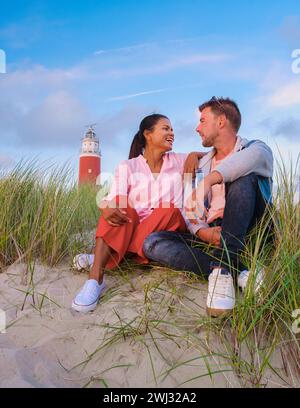 Un couple d'hommes et de femmes en vacances à l'île néerlandaise Texel Banque D'Images