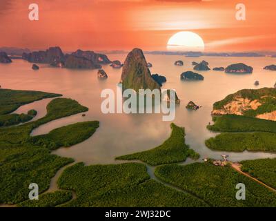 Sametnangshe, vue sur les montagnes dans la baie de Phangnga avec forêt de mangroves dans la mer d'andaman en Thaïlande Banque D'Images