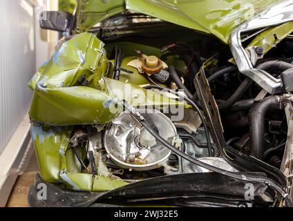 Accident, collision de voiture. Gros plan d'une voiture Oldtimer écrasée à l'avant avec une coiffe démolie Banque D'Images