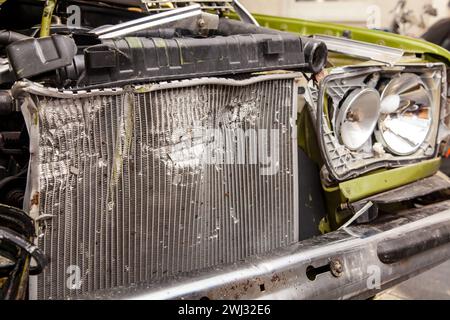 Accident, collision de voiture. Gros plan d'une voiture oldtimer écrasée devant avec radiateur de véhicule. Banque D'Images