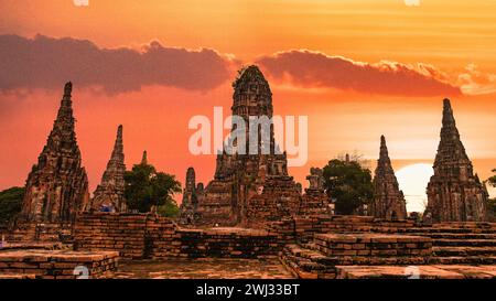 Ayutthaya, Thaïlande à Wat Chaiwatthanaram pendant le coucher du soleil Banque D'Images