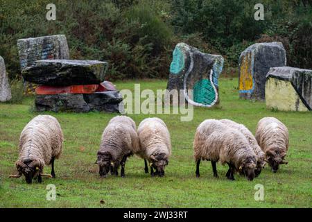 O Rexo Ecospace, intervention picturale et sculpturale de l’artiste Agustín Ibarrola sur un espace naturel, Allariz, Ourense, Galice, Espagne Banque D'Images