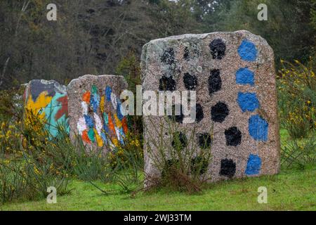 O Rexo Ecospace, intervention picturale et sculpturale de l’artiste Agustín Ibarrola sur un espace naturel, Allariz, Ourense, Galice, Espagne Banque D'Images