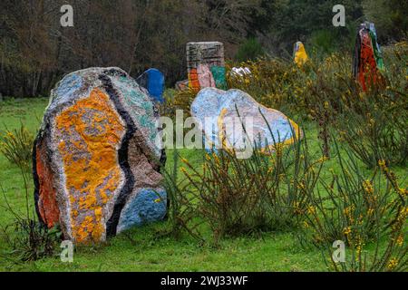 O Rexo Ecospace, intervention picturale et sculpturale de l’artiste Agustín Ibarrola sur un espace naturel, Allariz, Ourense, Galice, Espagne Banque D'Images