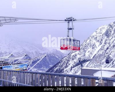 Chamonix, France - 25 janvier 2015 : téléphérique jusqu'au sommet du Brévent, une montagne de haute-Savoie. Alpes françaises, Europe Banque D'Images