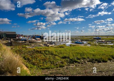 Bateaux sur les vasières de Leigh on Sea sur l'estuaire de la Tamise Banque D'Images