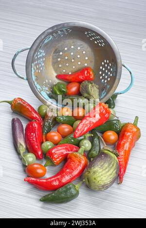 Légumes disposés par une passoire. Banque D'Images