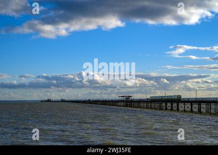 Entraînez-vous sur Southend Pier, le plus long quai du monde Banque D'Images