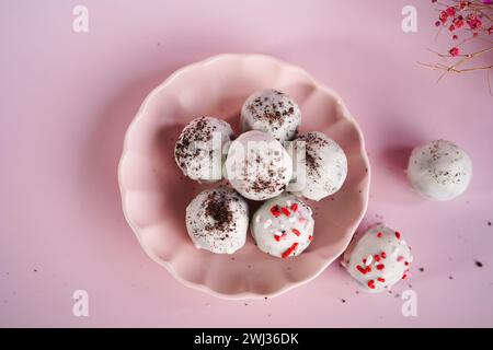 Truffes ou boules Cookie maison enrobées de chocolat blanc, mise au point sélective Banque D'Images