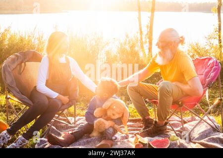 Generations Unite : temps en famille au bord du lac Banque D'Images
