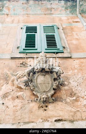 Armoiries de chevalier sur l'ancienne façade d'une maison en pierre Banque D'Images
