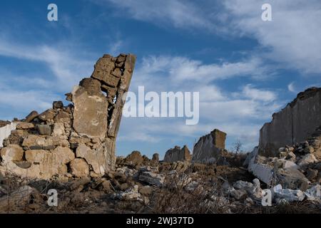 Maison de ferme abandonnée et s'effondrant en plein air. Ruines de l'architecture traditionnelle en argile. Lieux déserts Banque D'Images